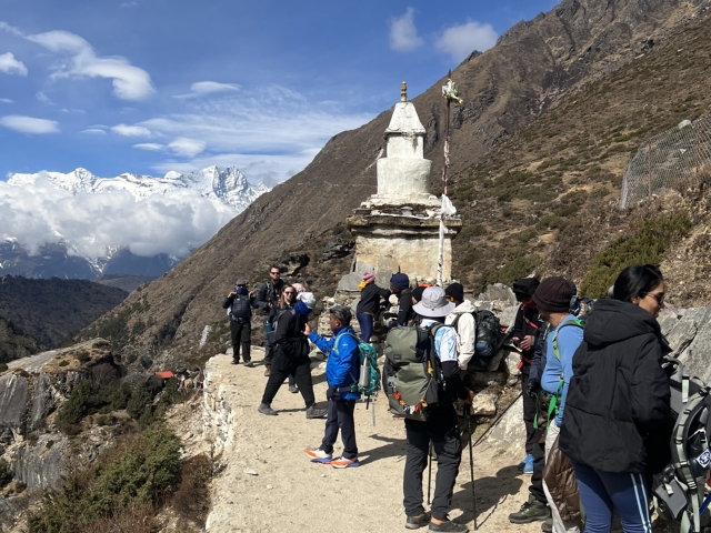 Trek to Dingboche