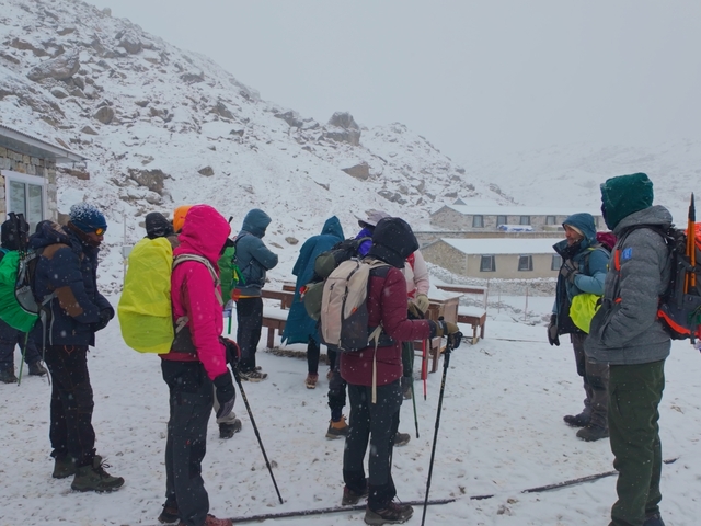 everest base camp trek in winter