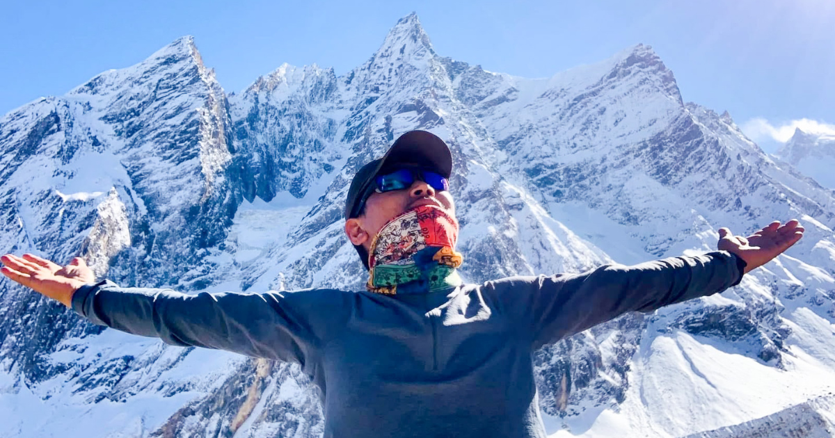 trekkers in manaslu circuit